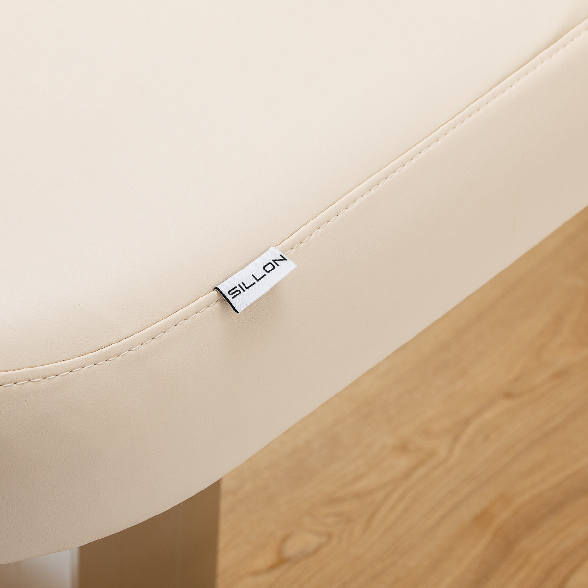 Cream-colored SPA lounger Sillon Comfort with light brown base, ideal for beauty salon furniture, featuring plush cushioning and adjustable design.