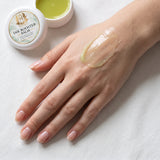 Skin Monarch Ink Booster Balm 30ml, γυαλιστερό βάλσαμο απλωμένο στη ράχη του χεριού
