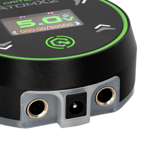 Critical Tattoo Atom X2 Τροφοδοτικό Μαύρο — κοντινή όψη οθόνης, χειριστηρίων και συνδέσεων